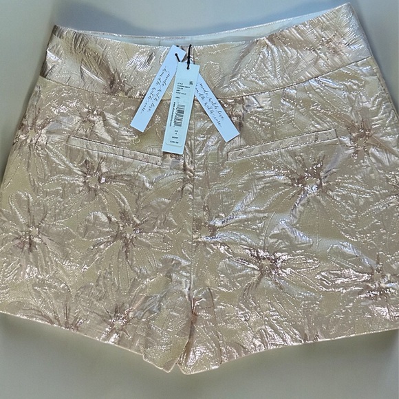 Alice + Olivia Pants - Alice + Olivia Beautiful Rose Gold Metallic✨ Shorts. Size 4